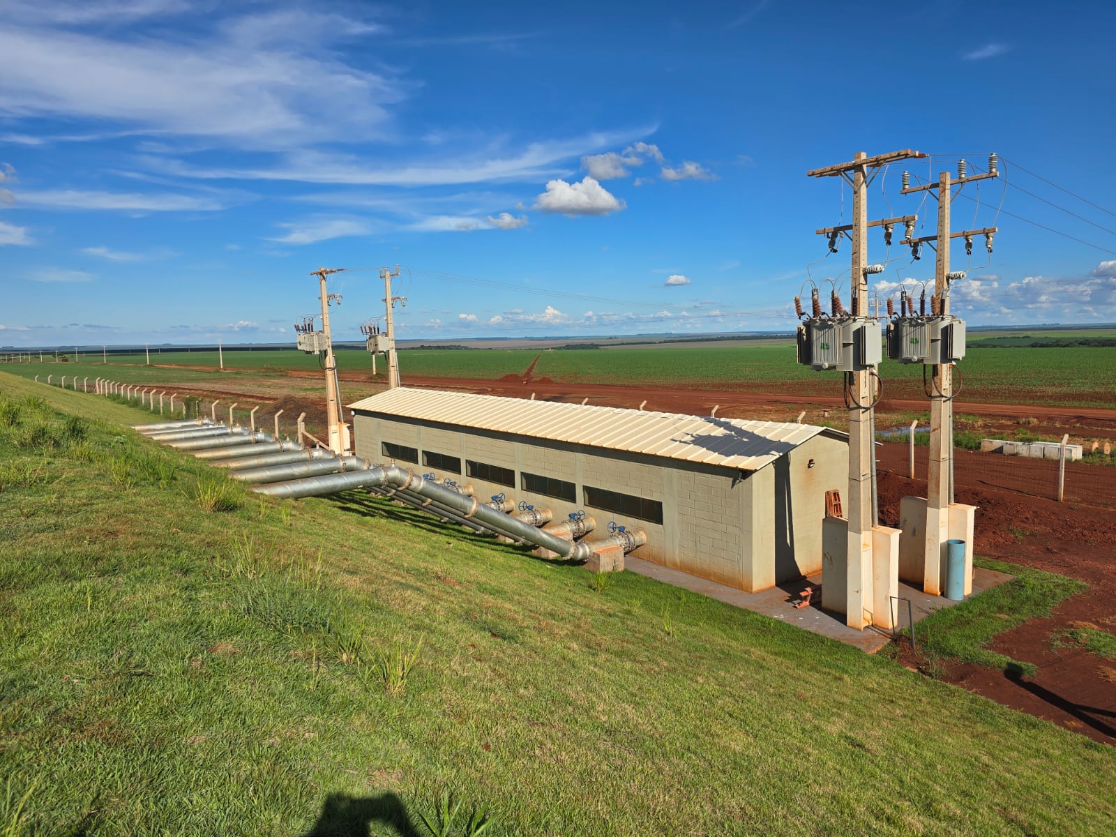 Estação de bombeamento com subestação elétrica em área de lavoura